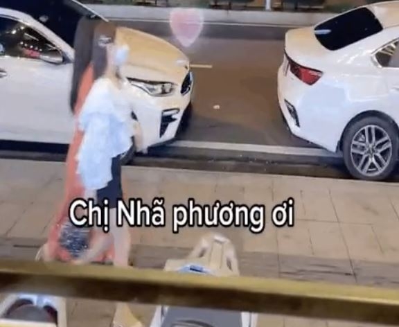 Vợ chồng Trường Giang bị fan bắt gặp ngoài phố, vóc dáng Nhã Phương chiếm spotlight - Ảnh 2