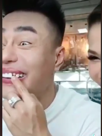 Lê Dương Bảo Lâm gặp sự cố hy hữu, bị rơi răng giả khi đang livestream - Ảnh 2