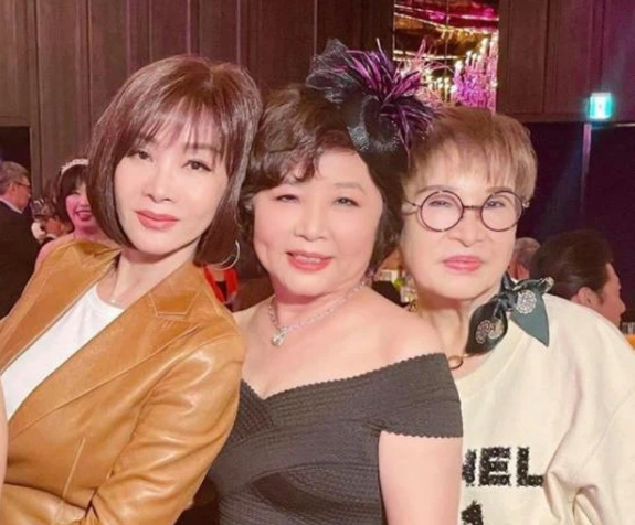 Mẹ của Lâm Tâm Như (đứng giữa) chụp cùng những người bạn thân.
