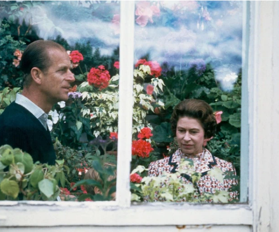 1971: Cặp đôi hoàng gia trong nhà kính trồng hoa tại Lâu đài Balmoral ở Scotland. Đây cũng là nơi họ tổ chức lễ kỷ niệm 25 năm ngày cưới.