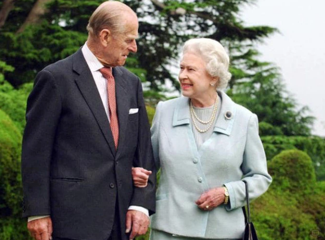Con dâu kể phút cuối đời của Hoàng thân Philip, Nữ hoàng Anh lần đầu chia sẻ nỗi đau mất đi người chồng đáng kính - Ảnh 1
