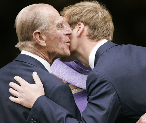 Chỉ một bức ảnh cũng thấy được tình cảm đặc biệt của Hoàng thân Philip dành cho hai cháu William và Harry - Ảnh 5