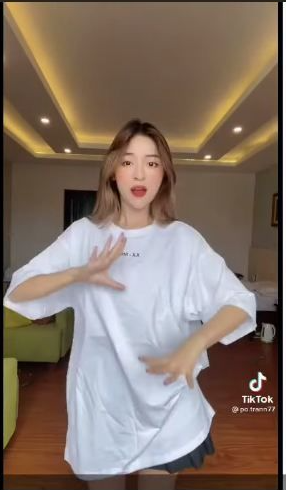 'Hot girl trứng rán' Trần Thanh Tâm cũng từng nhảy bài Trống cơm.
