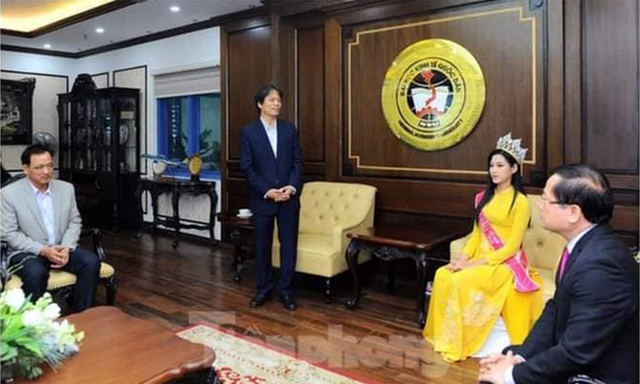 Hoa hậu Đỗ Thị Hà được cho là thất lễ vì ngồi trong khi thầy hiệu trưởng 'báo cáo'.