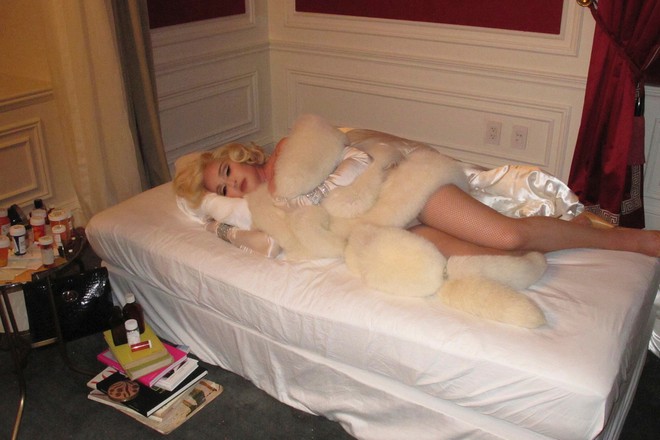 'Nữ hoàng nhạc Pop' 63 tuổi Madonna chụp ảnh trên giường như thời 20 tuổi - Ảnh 5