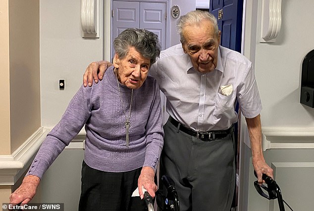 Cặp vợ chồng ở bên nhau lâu nhất thế giới: 81 năm vẫn ngọt ngào như lúc mới yêu - Ảnh 1