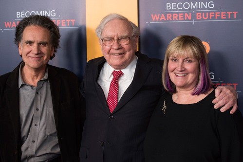 Tỷ phú Warren Buffett và hai người con của mình.
