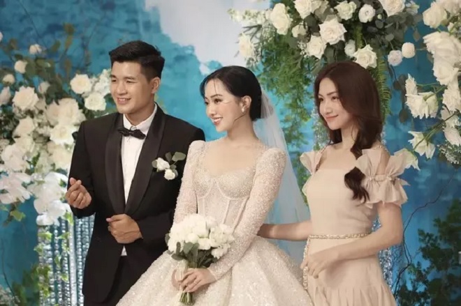 Hòa Minzy và bà xã Công Phượng lần đầu tiên chạm mặt tại đám cưới Hà Đức Chinh - Ảnh 3