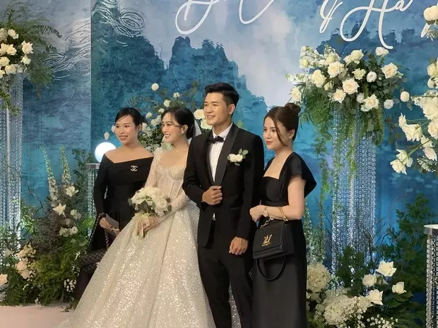 Hòa Minzy và bà xã Công Phượng lần đầu tiên chạm mặt tại đám cưới Hà Đức Chinh - Ảnh 2