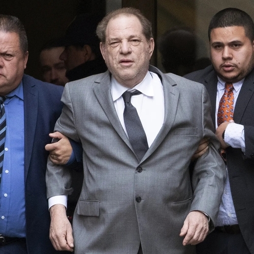 Harvey Weinstein khi bị bắt giữ.