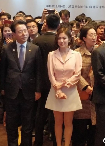 Ngủ gục ở hậu trường phim, Song Hye Kyo vẫn đẹp không tỳ vết xứng danh 'tượng đài nhan sắc' - Ảnh 2