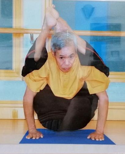 Cụ ông 82 tuổi vẫn là huấn luyện viên Yoga. Ảnh: FB nhân vật.