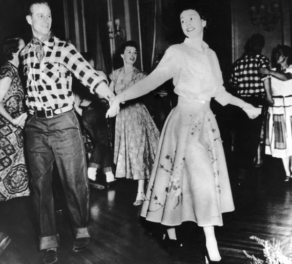 1951: Cặp đôi tay trong tay trong một buổi khiêu vũ quảng trường được tổ chức tại Ottowa, Canada trong chuyến thăm đến nước này năm 1951.
