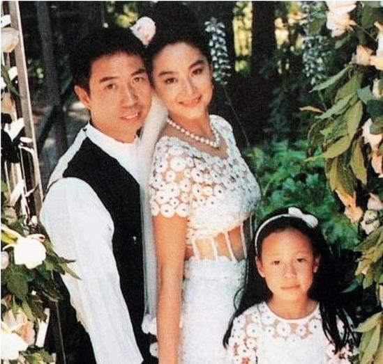 Lâm Thanh Hà và ông xã trong đám cưới năm 1994.