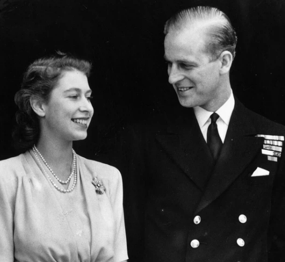 Nhìn lại những hình ảnh đáng nhớ của Hoàng thân Philip và Nữ hoàng Anh suốt 73 năm qua - Ảnh 1