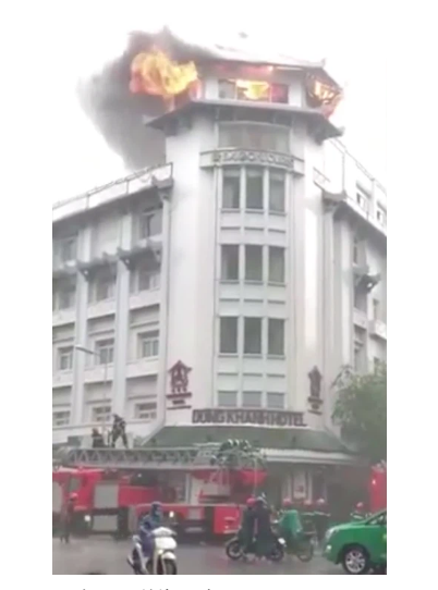 TP.HCM: Mưa lớn, khách sạn vẫn bốc cháy dữ dội khiến nhiều người hoảng sợ - Ảnh 3
