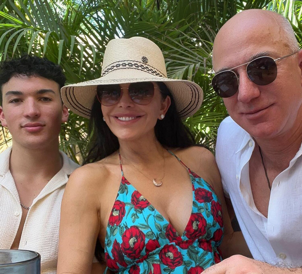 Bạn gái tỷ phú Jeff Bezos cho con trai riêng đi nghỉ dưỡng cùng người tình - Ảnh 1