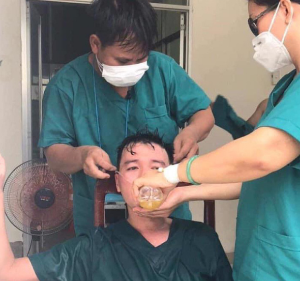 Nhân viên y tế tại Trung tâm Cấp cứu Đà Nẵng kiệt sức.