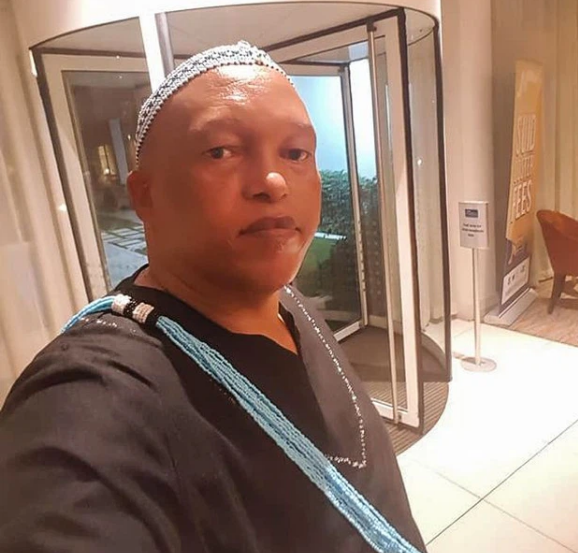 Quan chức Nam Phi náo loạn vì cô vợ khỏa thân bỗng xuất hiện trước camera khi đang họp online - Ảnh 1