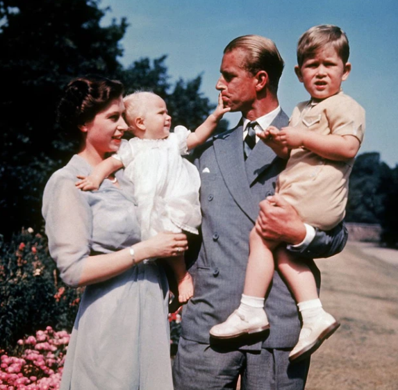 1951: Bức ảnh màu đầu tiên của Nữ hoàng Elizabeth và Hoàng thân Philip cùng các con của mình là Công chúa Anne và Thái tử Charles vào dịp Năm mới.