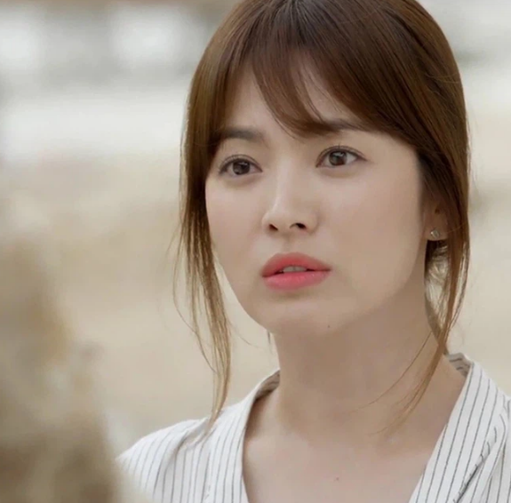 Song Hye Kyo gây sốt với bức ảnh lần đầu được hé lộ của bác sĩ Kang trong 'Hậu duệ mặt trời' - Ảnh 5