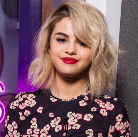 Selena Gomez gây bão vì tạm biệt hình ảnh 'gái ngoan', lần đầu nhuộm tóc bạch kim - Ảnh 4