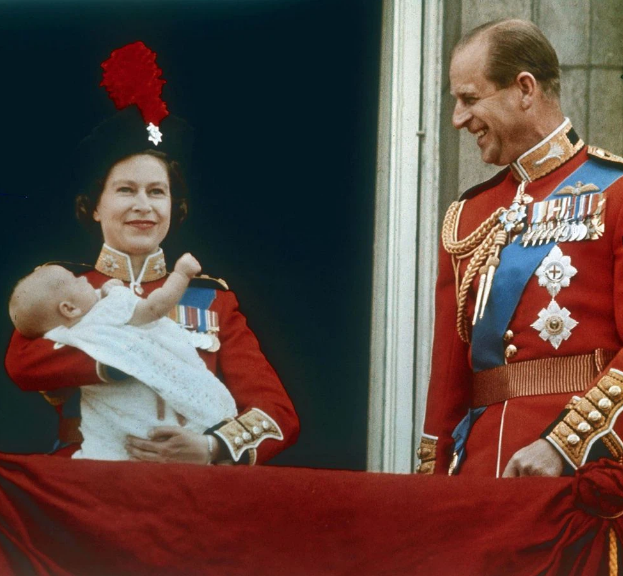 1964: Nữ hoàng Elizabeth bế con trai mới sinh của họ - Hoàng tử Edward, trên ban công của Cung điện Buckingham trong Lễ hội Tripping Color thường niên.