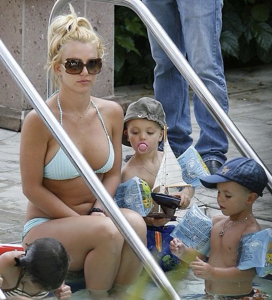 Đăng ảnh thơ ấu của con, Britney vui buồn lẫn lộn vì các con lớn quá nhanh - Ảnh 4
