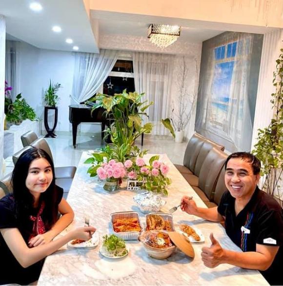 Sau 4 tháng tích cực hoạt động thiện nguyện, MC Quyền Linh mới được ngồi ăn cùng gia đình.