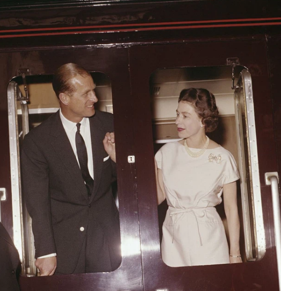 1961: Hoàng thân Philip và Nữ hoàng Elizabeth cùng nhau trên chuyến tàu khởi hành ở Manchester vào mùa xuân năm 1961.