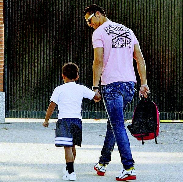 Ronaldo bị đề nghị không đưa con đi học để tránh tắc đường - Ảnh 2