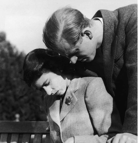 1947: Khoảnh khắc cặp đôi mới cưới xem album ảnh của họ trong tuần trăng mật lãng mạn ở Romsey, New Hampshire.