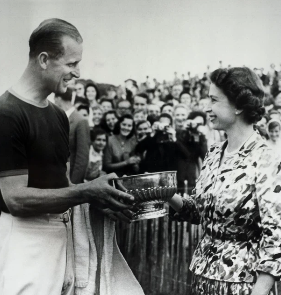 1957: Nữ hoàng Elizabeth chúc mừng Hoàng thân Philip và tặng ông một chiếc cúp sau trận đấu polo vào mùa hè năm 1957.