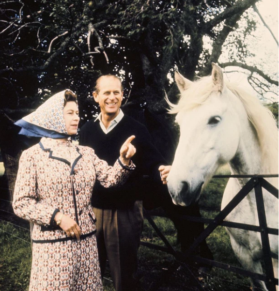 1970: Nữ hoàng Elizabeth và Hoàng thân Philip đi dạo và trò chuyện về một chú ngựa trong khuôn viên nhà họ. Đua ngựa là sở thích cũng như sở trường nhiều năm qua của Nữ hoàng Anh.