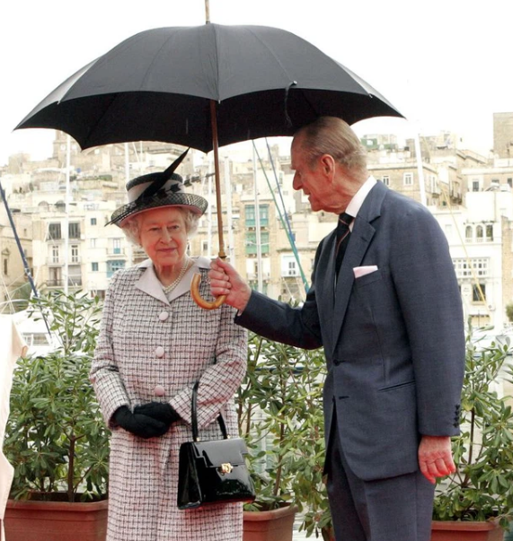 2005: Hoàng thân Philip cầm ô cho Nữ hoàng Elizabeth tại lễ khai trương chính thức Bến du thuyền Grand Harbour ở Malta.