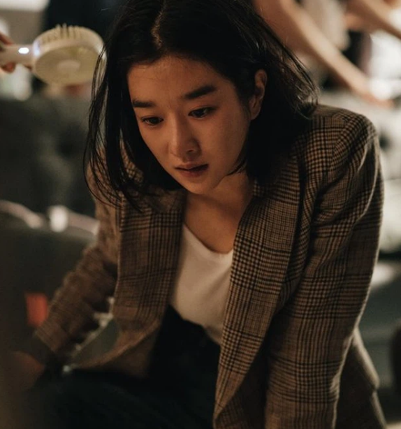 'Điên nữ' Seo Ye Ji xinh đẹp bất chấp drama trong loạt ảnh hậu trường mới  - Ảnh 4