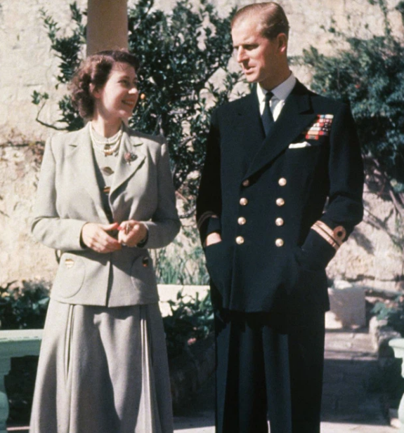 1947: Công chúa Elizabeth chụp ảnh cùng chồng trong tuần trăng mật thứ hai ở Malta. Vào thời điểm đó, Hoàng thân Philip cũng đang đóng quân tại đây cùng với Hải quân Hoàng gia.