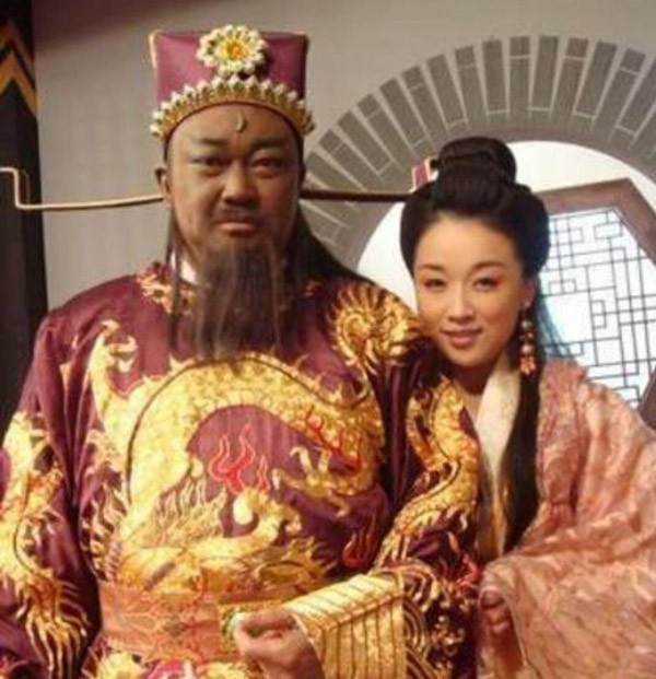 Vợ Bao Thanh Thiên cũng chính là bạn diễn của ông.