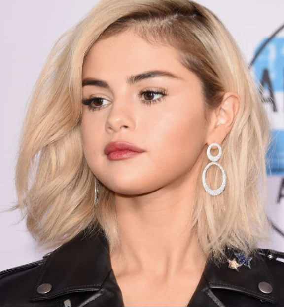 Selena Gomez gây bão vì tạm biệt hình ảnh 'gái ngoan', lần đầu nhuộm tóc bạch kim - Ảnh 5