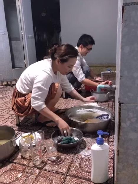 Là doanh nhân giàu có, bà xã Quý Bình không ngại rửa bát khi về nhà chồng - Ảnh 1