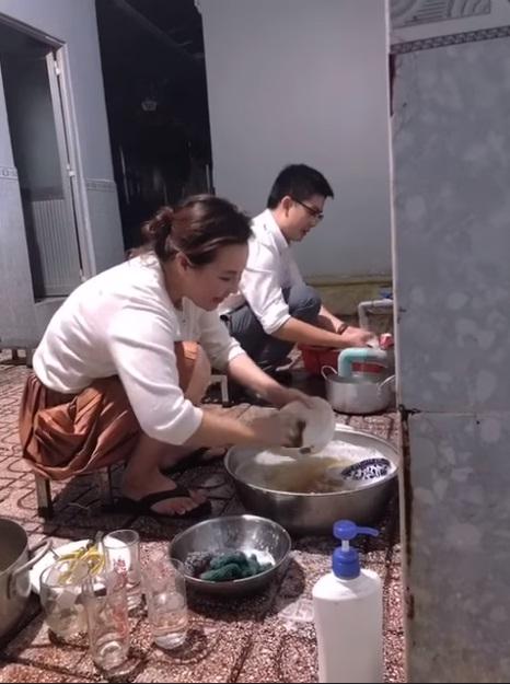 Là doanh nhân giàu có, bà xã Quý Bình không ngại rửa bát khi về nhà chồng - Ảnh 2