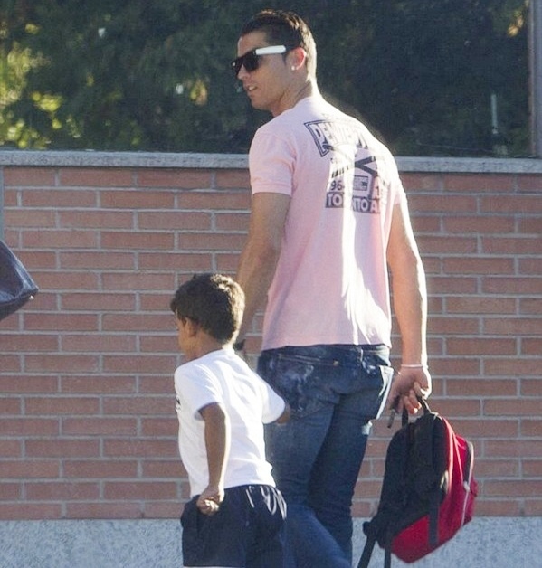 Ronaldo bị đề nghị không đưa con đi học để tránh tắc đường - Ảnh 1