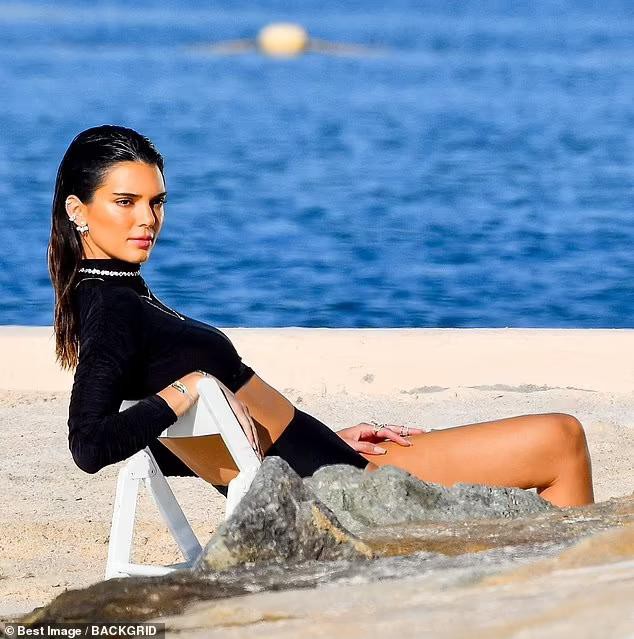 Kendall Jenner khoe sắc vóc nuột nà cùng thần thái chuẩn siêu mẫu với đồ tắm trong loạt ảnh hậu trường.