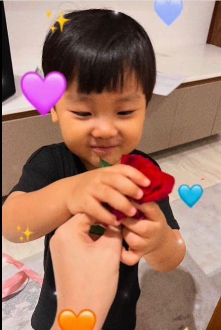 Mủi lòng trước khoảnh khắc bé Bo nhà Hòa Minzy xà vào lòng mẹ, tặng hoa hồng lãng mạn - Ảnh 1