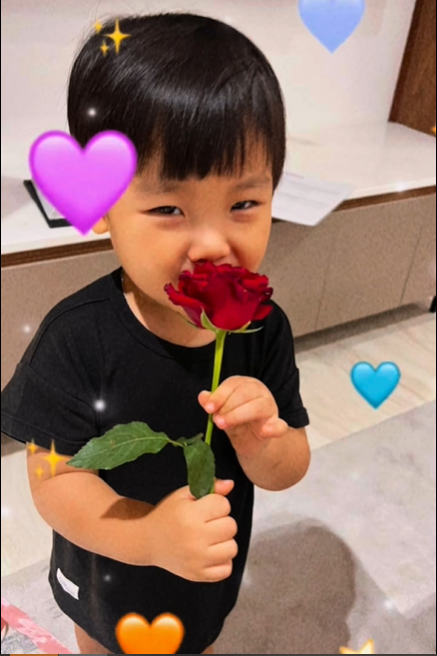 Mủi lòng trước khoảnh khắc bé Bo nhà Hòa Minzy xà vào lòng mẹ, tặng hoa hồng lãng mạn - Ảnh 1