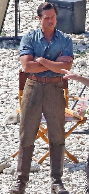 Brad Pitt xuất hiện điển trai, phong độ ở tuổi 58 trên phim trường Babylon - Ảnh 1