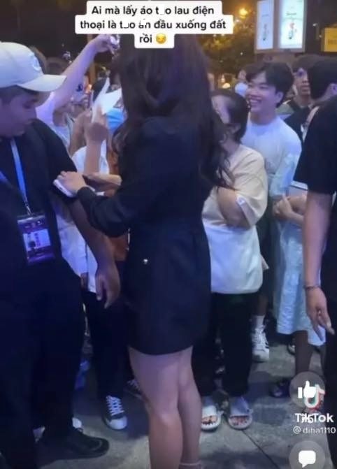 a hau kim duyen lay vat ao cua nhan vien lam gie lau man hinh dien thoai anh 1 Á hậu Kim Duyên lấy vạt áo của nhân viên làm giẻ lau màn hình điện thoại - Ảnh 1