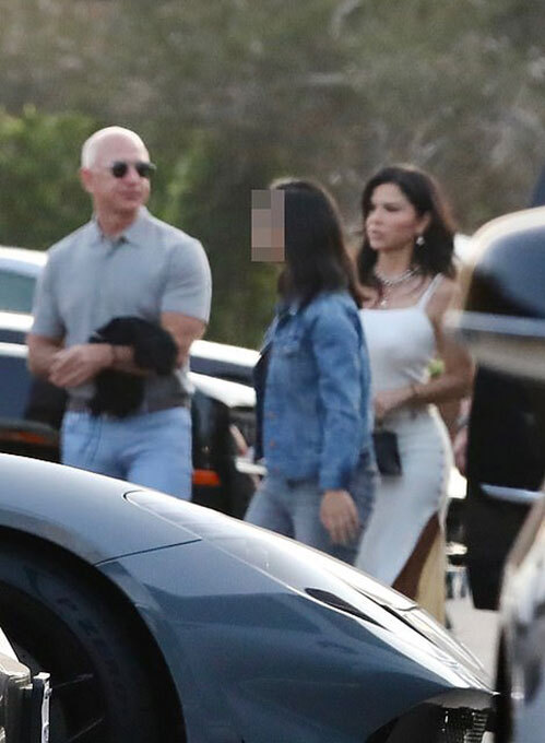 Tỷ phú Jeff Bezos xuất hiện cùng bạn gái.