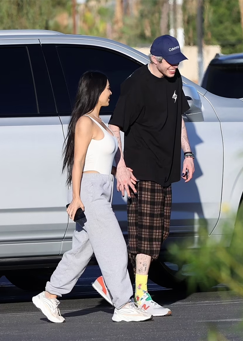 Kim Kardashian và tình trẻ Pete Davidson như vợ chồng son khi đi mua sắm - Ảnh 4
