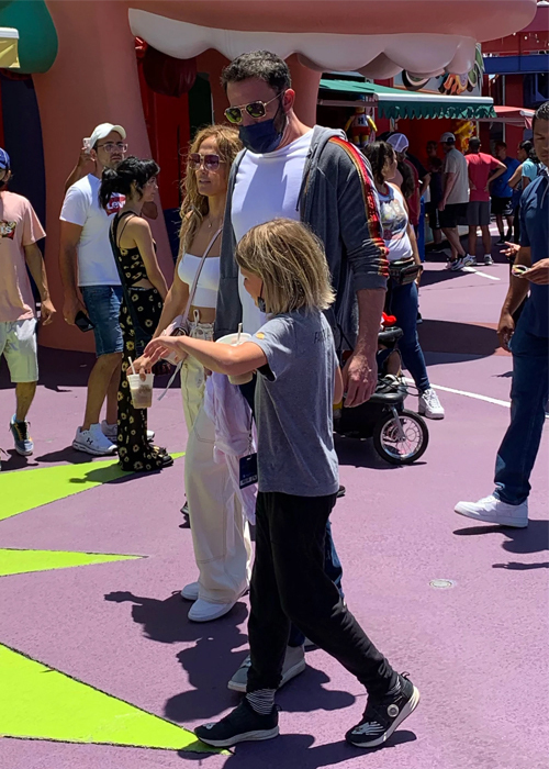 Ben Affleck (kính đen) bên bạn gái Jennifer Lopez và con trai Samuel (chín tuổi) đi chơi công viên hồi đầu tháng 7. Cậu bé là con của Affleck và nữ diễn viên Jennifer Garner. Ảnh: SWNS.